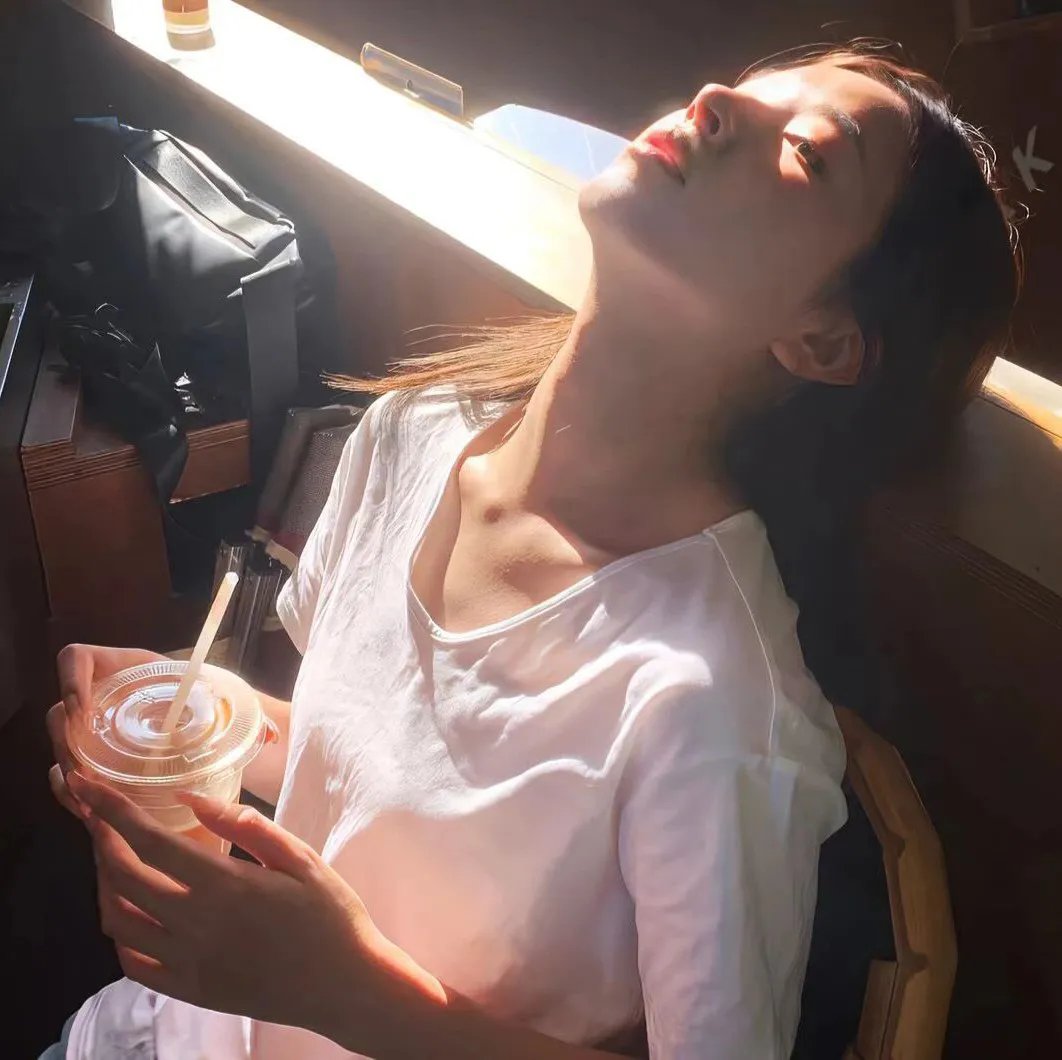 她行走于黑暗中